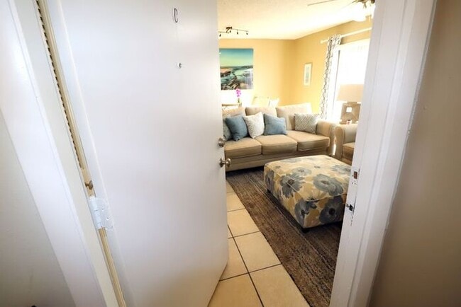 Photo - One bedroom apartment 7 or 12 months rental terms available/ Apartamento disponible amueblado o s...
