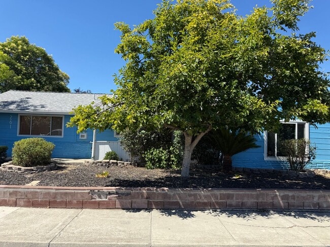 Building Photo - Pleasant Living in Pleasant Hill