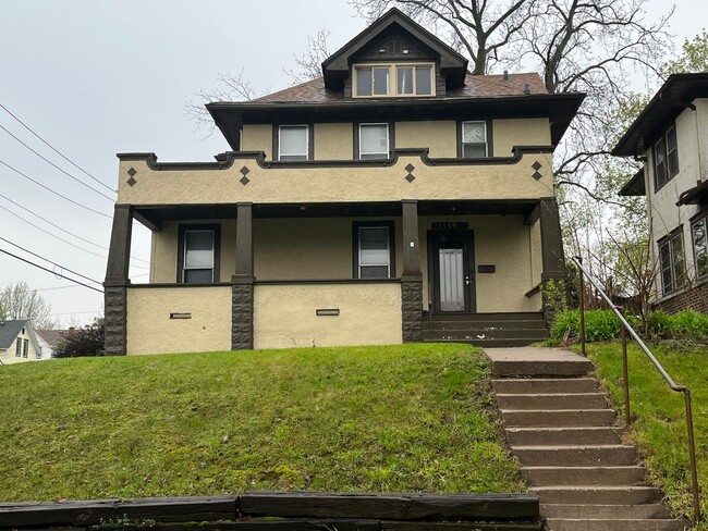 Building Photo - 3 Bedroom with a bonus room in East Davenport Rental