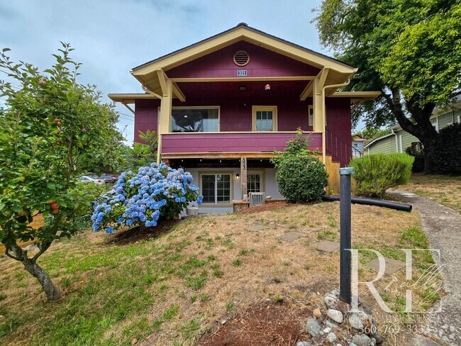 Building Photo - Cozy 1-Bed Duplex with Open Concept Living... Rental