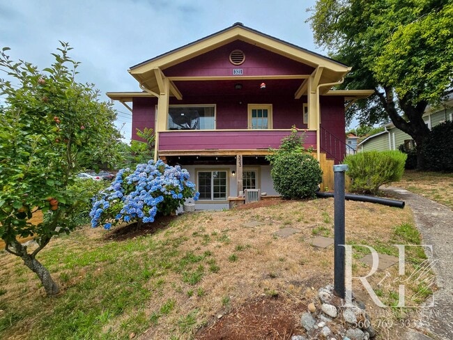 Building Photo - Cozy 1-Bed Duplex with Open Concept Living... Rental