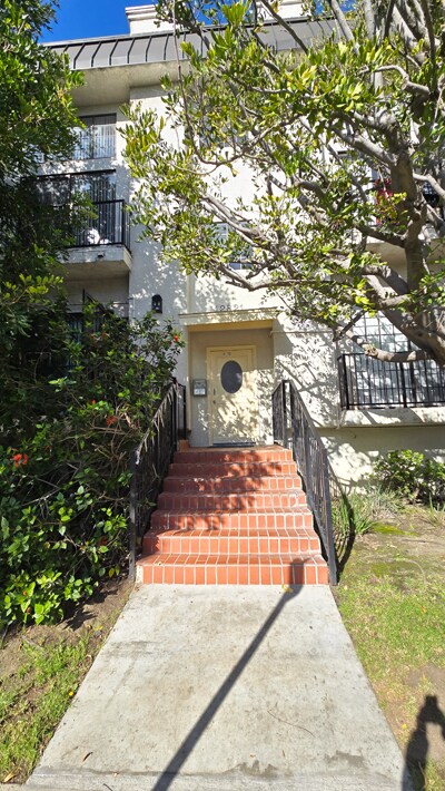 Puerta de entrada del edificio - 12821 Caswell Ave Unidad 101