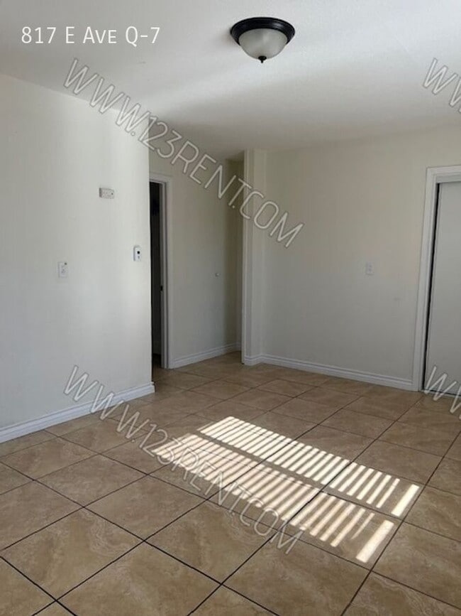 Photo - 817 E Ave Q-7