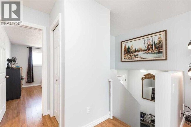 Photo - 93 Simon Fraser Blvd W