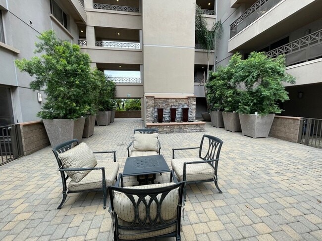 Photo - 931 E Walnut St Unidad 213