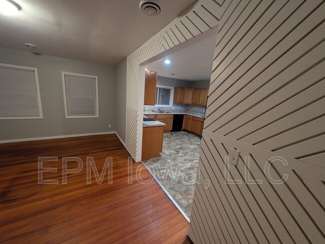 Photo - 810 3rd St SE