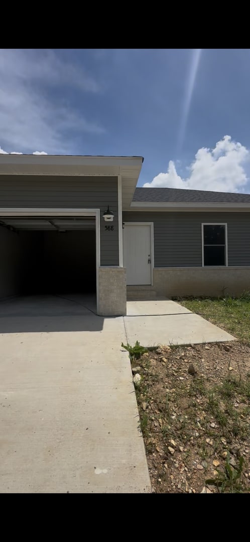 Building Photo - 590 N Airport Rd Unit 588 N Airport Rd