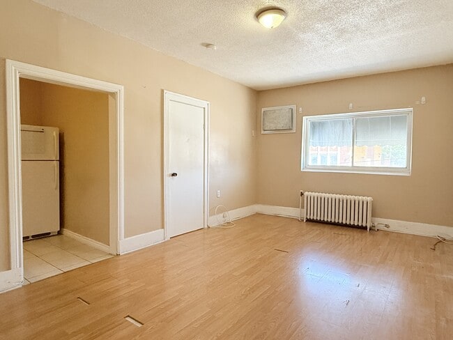 Building Photo - 1441 Wyandotte St E Unit 5