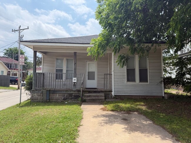 Building Photo - 3bed/1bath Home Available Just Steps Away From Norman's Campus Corner!!