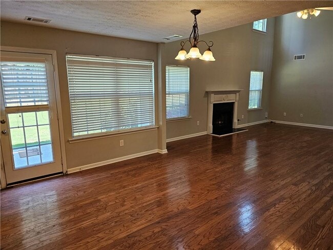 Photo - 645 Roxford Ln NE