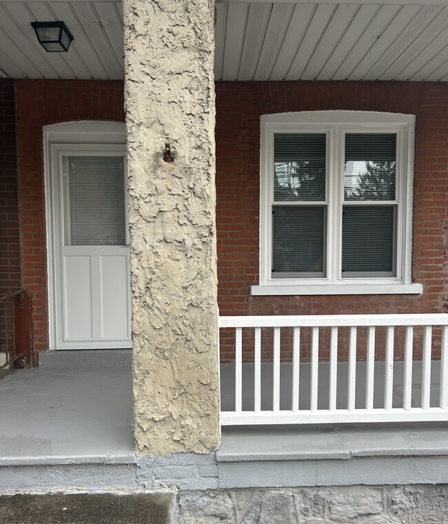 covered front porch, faces Route 378. - 3807 PA-378 Apartamentos