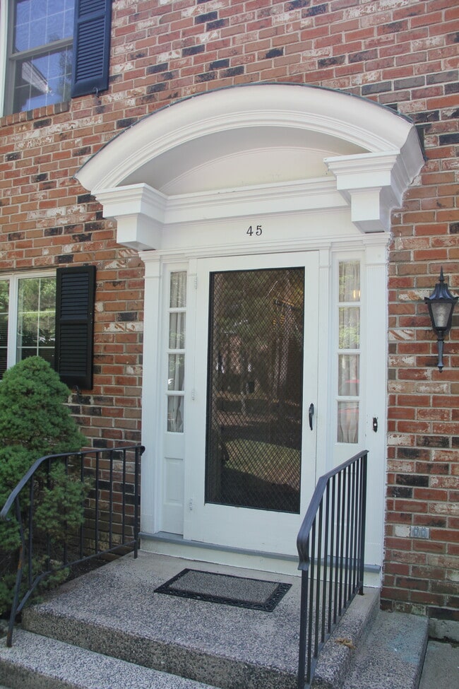 Building Photo - 45 Tunxis Vlg Unit 45 Rental