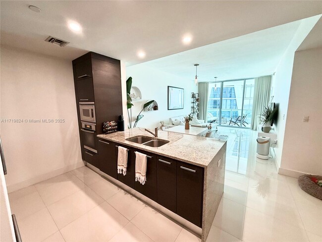 Photo - 900 Biscayne Blvd Unidad 3110 Rental