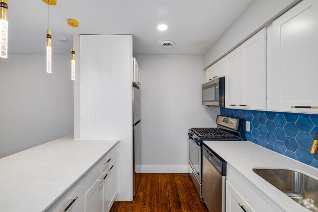 1BR, 1BA - 700SF - Kitchen