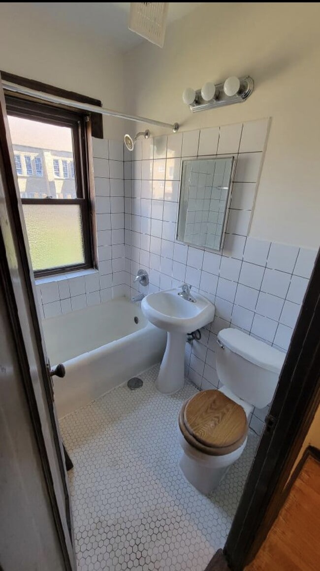 Photo - 2709 N Laramie Ave Unit 1W