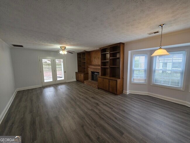 Photo - 405 Williamsburg Way