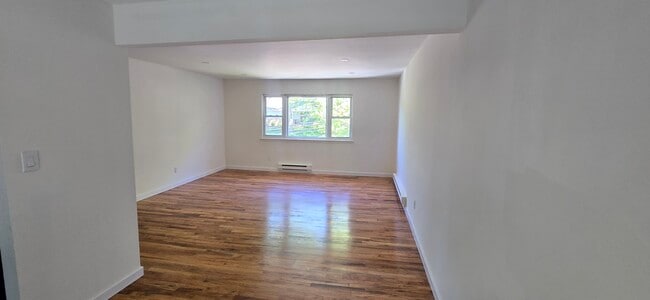 Spacious Livingroom - 153 Vernon Valley Rd