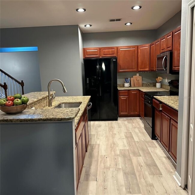 Photo - 944 Killarney Ln