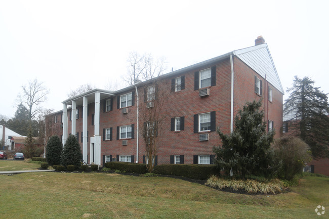 Goshen Manor - Goshen Manor Apartments