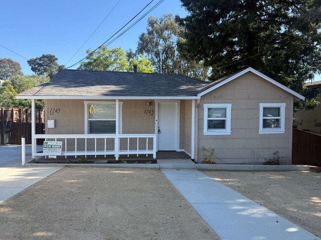 Building Photo - AVAILABLE NOW - Two Blocks From Poly - 2 Bed / 1 Bath