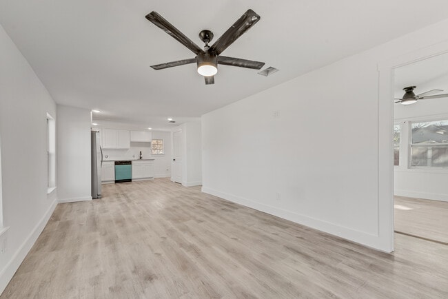 Photo - 303 W Broad St