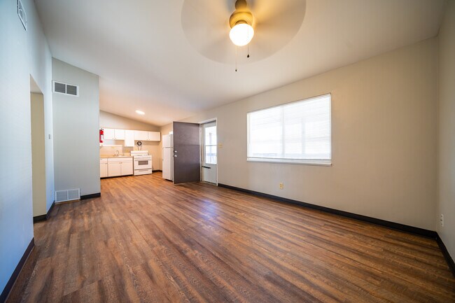 Photo - 289 Julien Ct