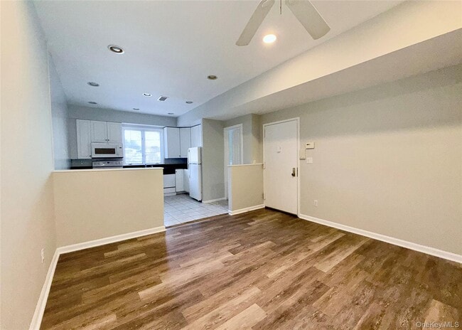 Building Photo - 142 W Boston Post Rd Unit 2-A