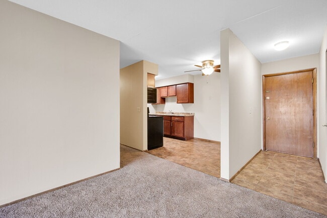 Entrada/Sala de estar/Cocina - Town Terrace Apartments