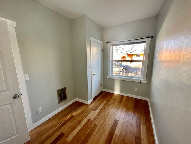 Photo - Charming One Bedroom Home in Sunnyside!