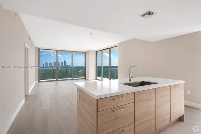 Building Photo - 16385 Biscayne Blvd Unit 921 Rental