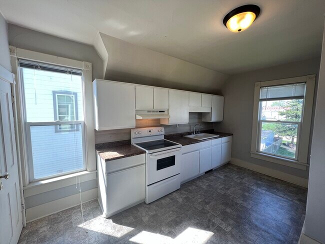 Photo - 825 Grove St