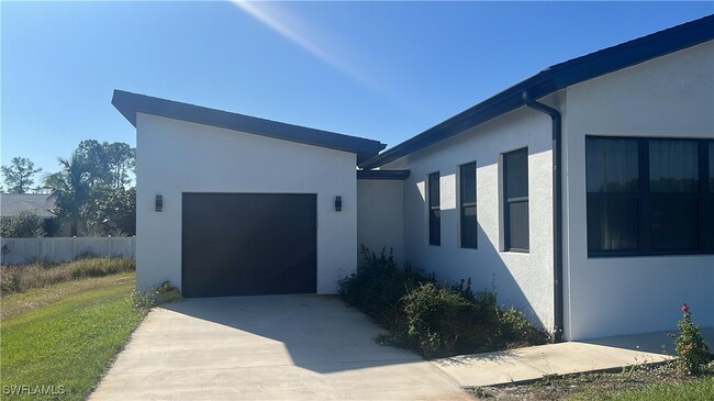 Photo - 714 Chambers St E