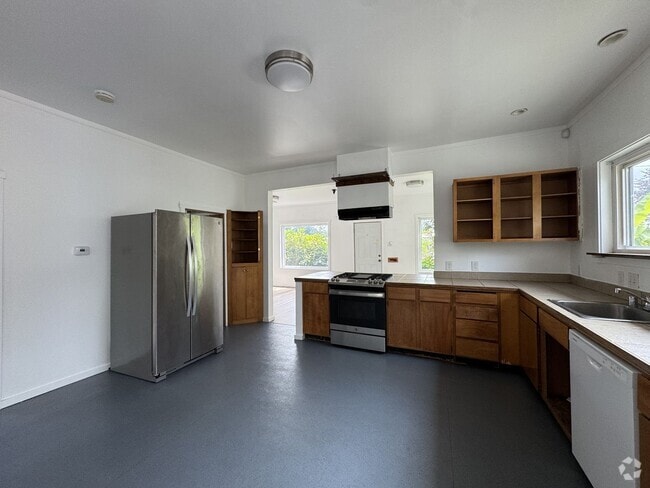 Building Photo - 2 BD 1 BA home with easy transit