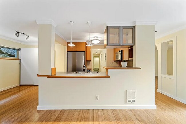 Building Photo - 2Bd/1Ba Seattle Condo Unit 101