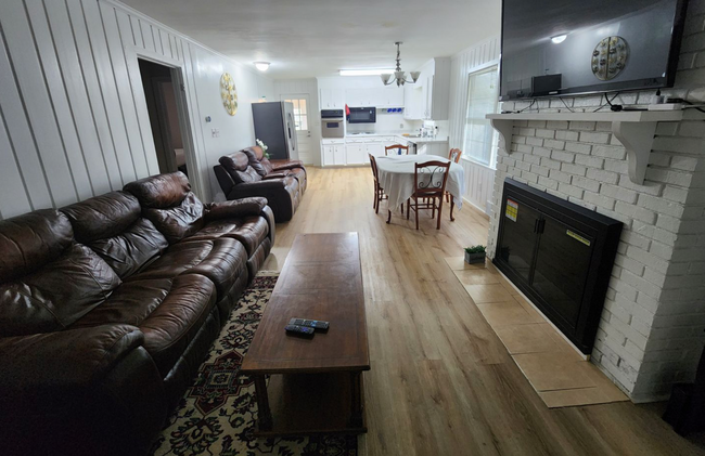 Building Photo - Room in House on Edith Ave