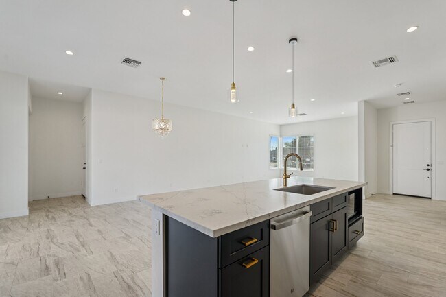 Photo - 910 E Roma Ave