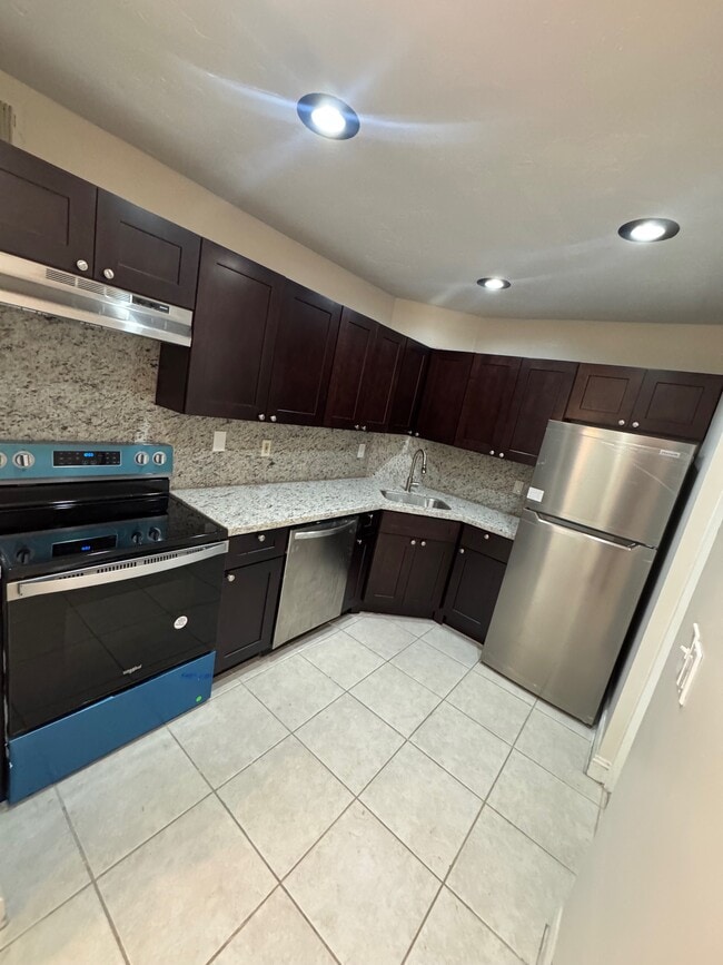 Building Photo - 3115 Oakland Shores Dr Unit E112