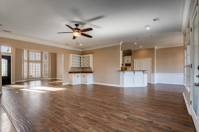 Photo - 529 Chippendale Dr