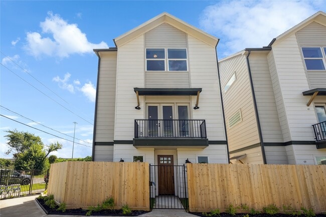 Photo - 2806 Mills St