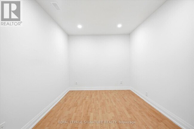 Photo - 7866 Yonge St