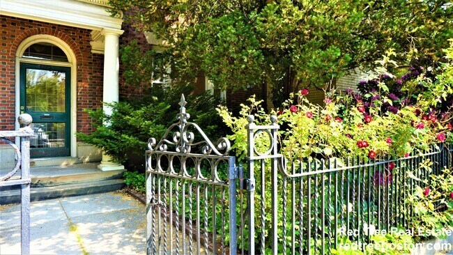 Building Photo - 1712 Beacon St Unit 1 Rental