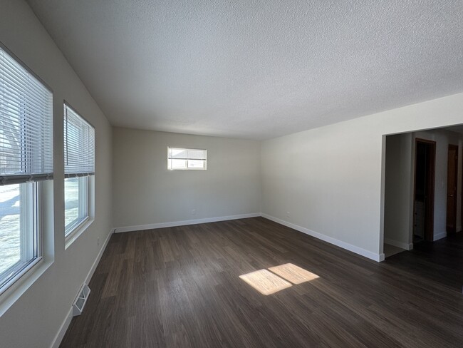 Photo - 712 10th St W