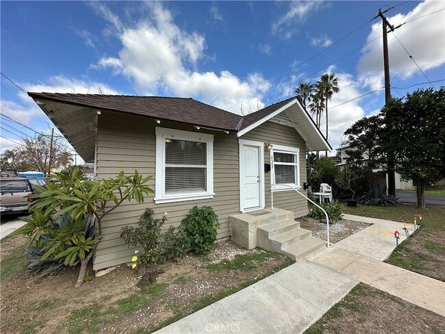 Building Photo - 633 W Maple Ave