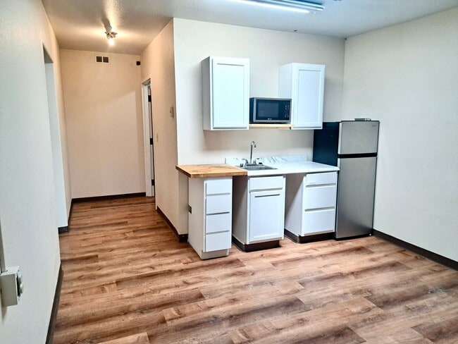 Building Photo - UNDER NEW MANAGEMENT: Accessible Studio w/ Laminate Floors! All-Inclusive "One Bill" Living, Free... Unit 3959 Sheridan Ave Apt 10