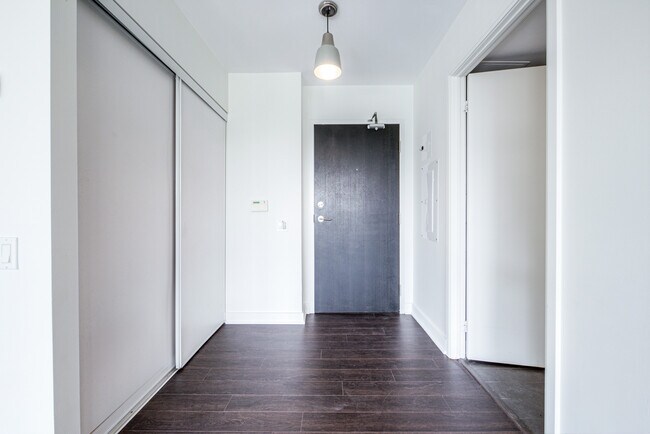 Photo - 775-775 King St W