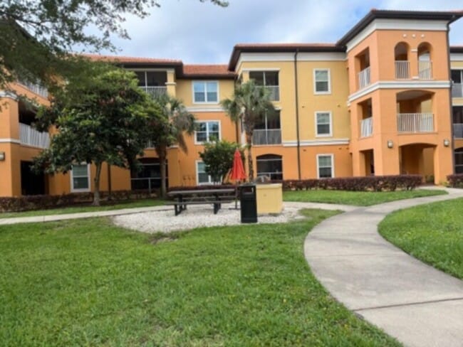 Building Photo - 2 bed 2 bath condo at CYPRESS FARIWAY