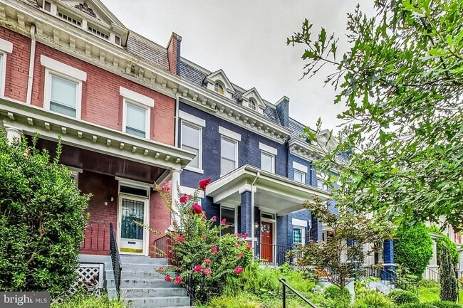 Photo - 627 Lamont St NW