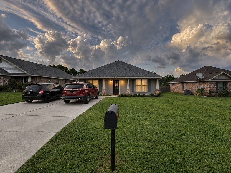 16833 Avery Ln