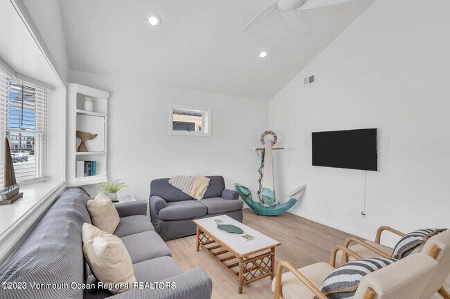 Photo - 638 Redmond Ave