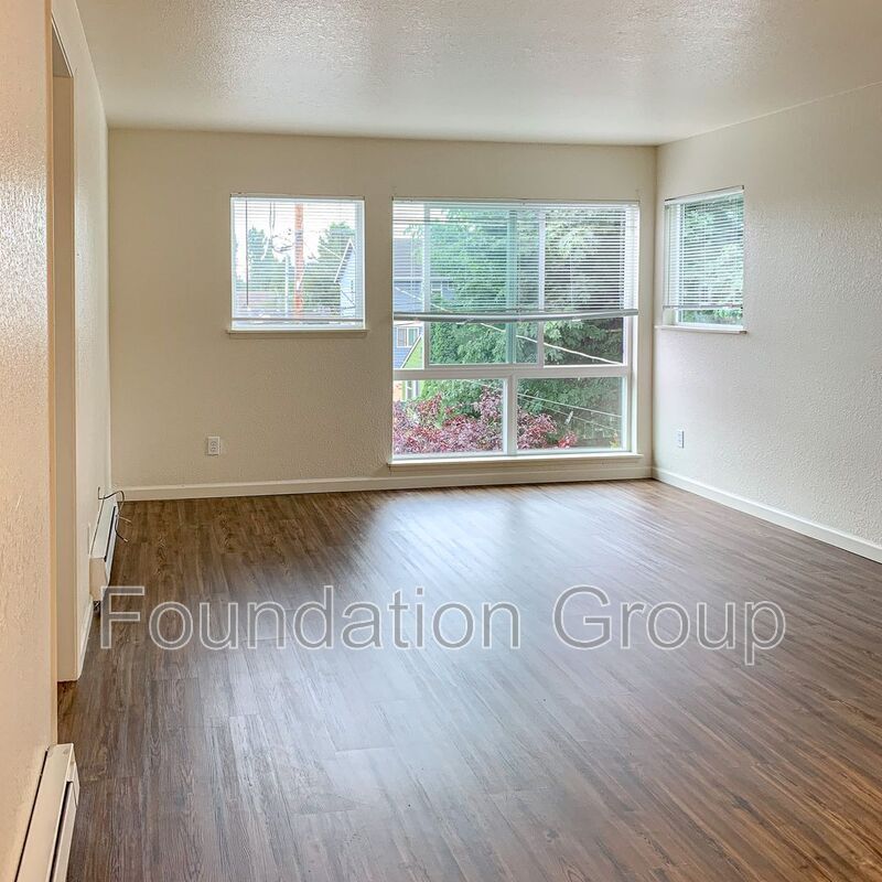 Photo - 922 N 104th St